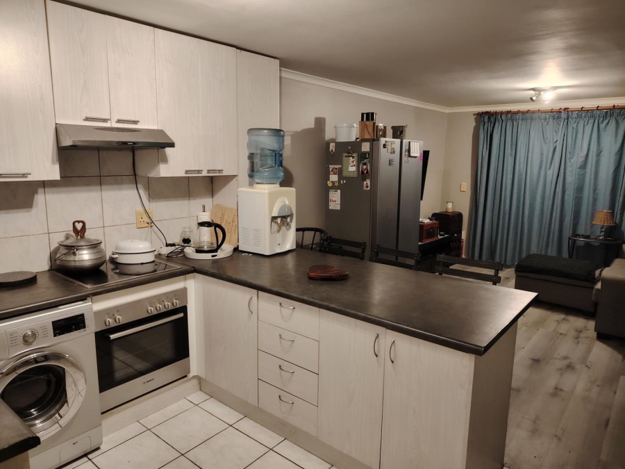 To Let 2 Bedroom Property for Rent in Goodwood Estate Western Cape